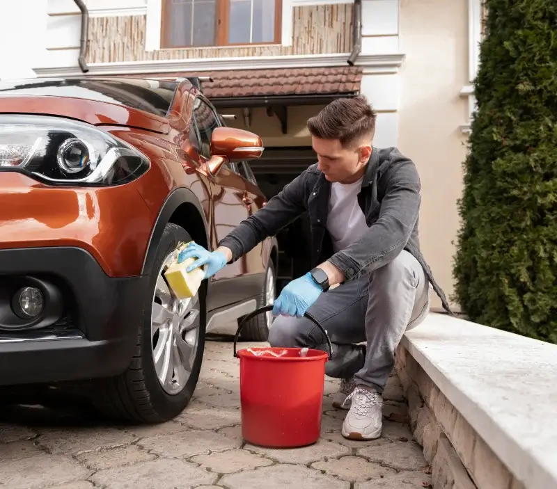 Lavage auto à domicile Sail-sous-Couzan : professionnel intervenant sur un véhicule